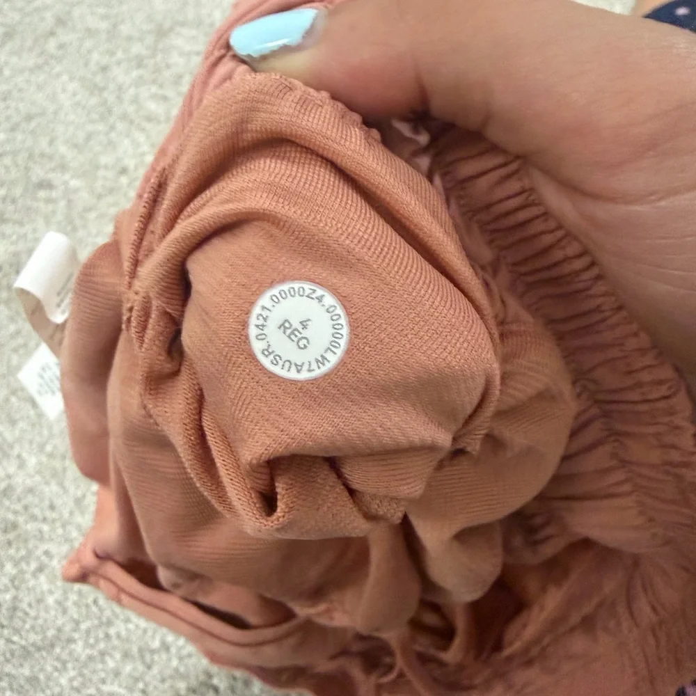 Lululemon 2.5 inch hotty hot shorts size 4